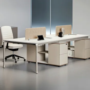 Paprasta Šiuolaikinės Kompiuterizuotos Darbo Vietos Ekrane Darbuotojai, Biuro Stalas, Kėdės,